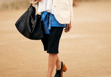 Los pantalones capri son el básico inesperado que combina a la perfección con camisetas.