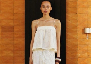 Modelo con look de verano de H&M