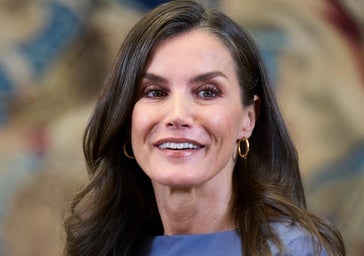 Letizia recupera su vestido de Adolfo Domínguez con truco: un diseño con nido de abeja que hace tipazo