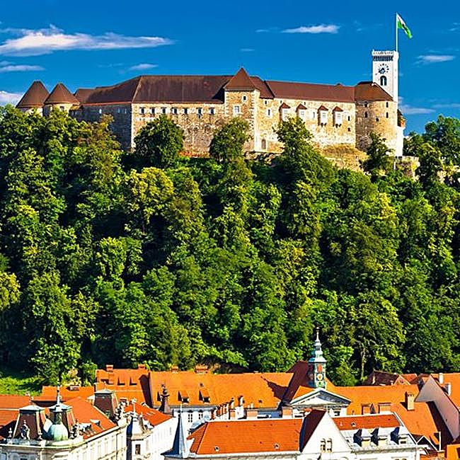 El castillo medieval domina la ciudad.