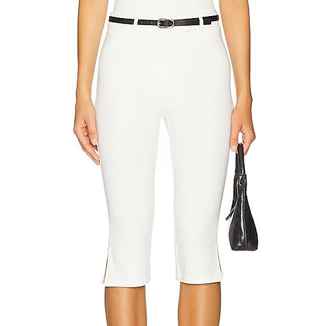 Pantalones capri blancos con cinturón de Revolve, 87 euros.