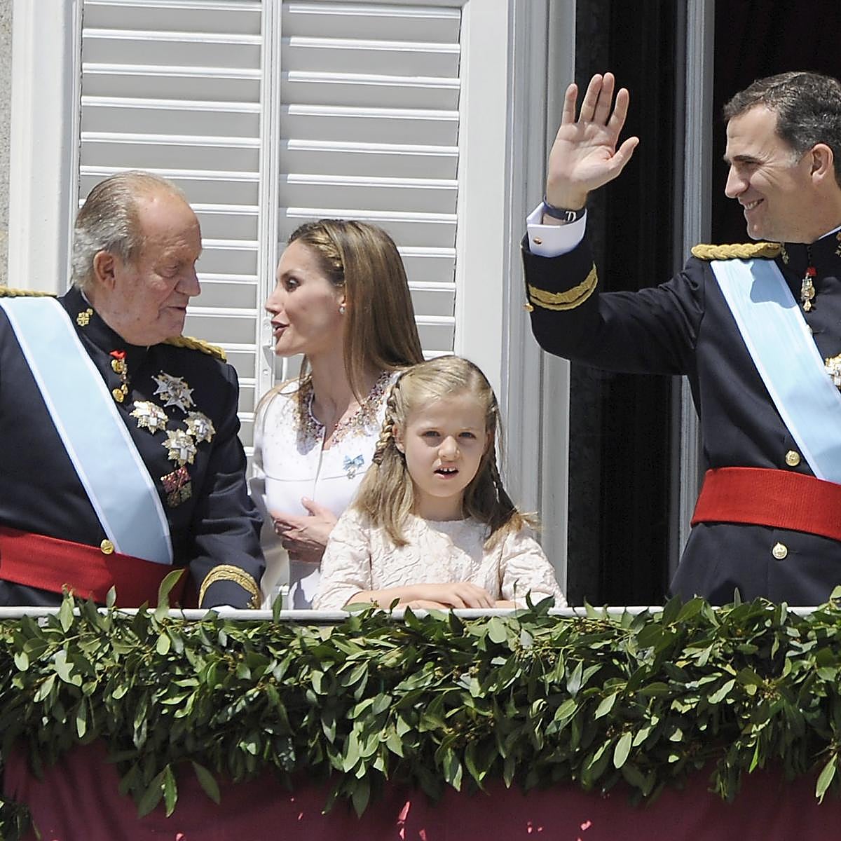 Una de las últimas fotos en las que podemos ver a las tres generaciones Borbón que, previsiblemente, ocuparán el trono. el rey Juan Carlos, Leonor y los reyes Felipe y Letizia, durante la proclamación de este en 2014.