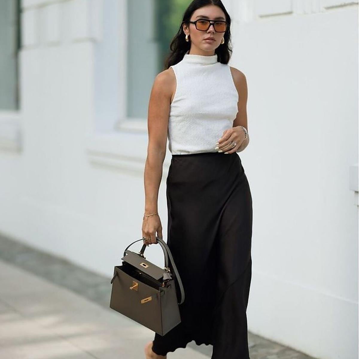 Influencer con falda elegante