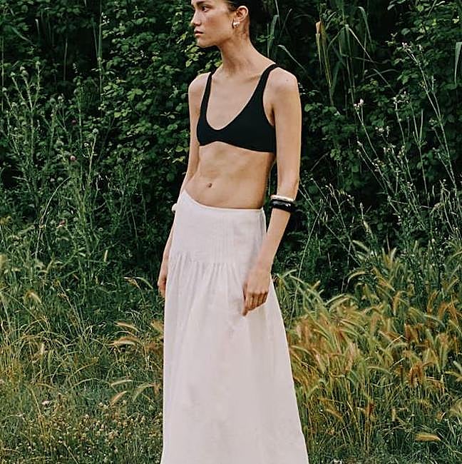 Falda larga blanca de ramio con pinzas