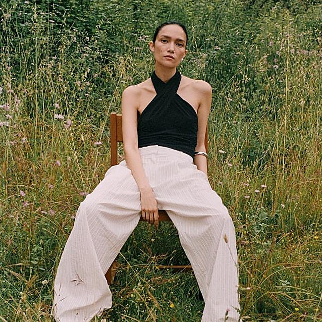 Top con cuello halter cruzado