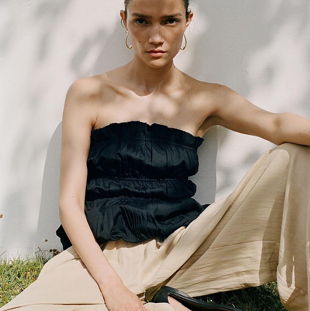 Modelo con prendas neutras de Mango