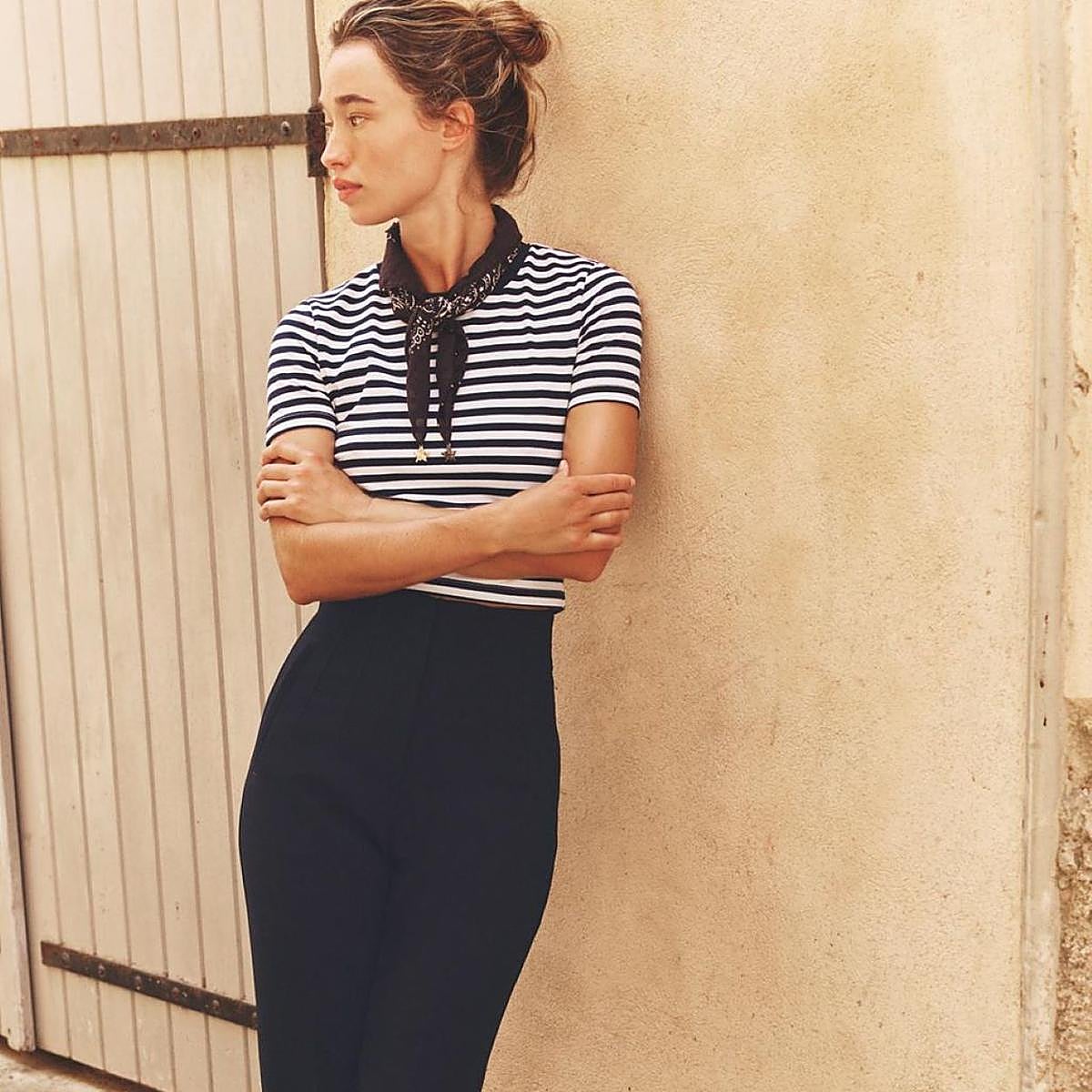 Modelo con look de básicos de Zara