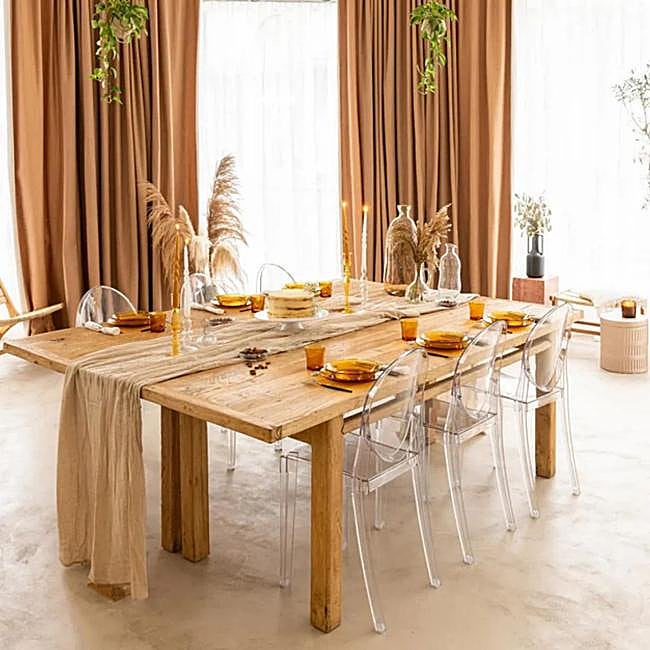 Mesa montada con vajilla Lys de Duralex.