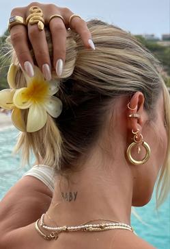 Imagen secundaria 2 - Así se ponen la pinza en el pelo las influencers.