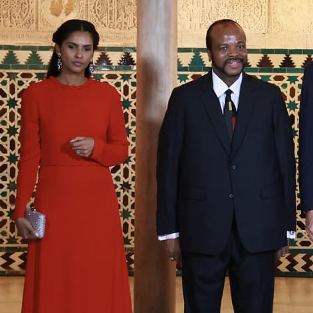 El rey de Suazilandia con una de sus 16 mujeres en Sevilla.