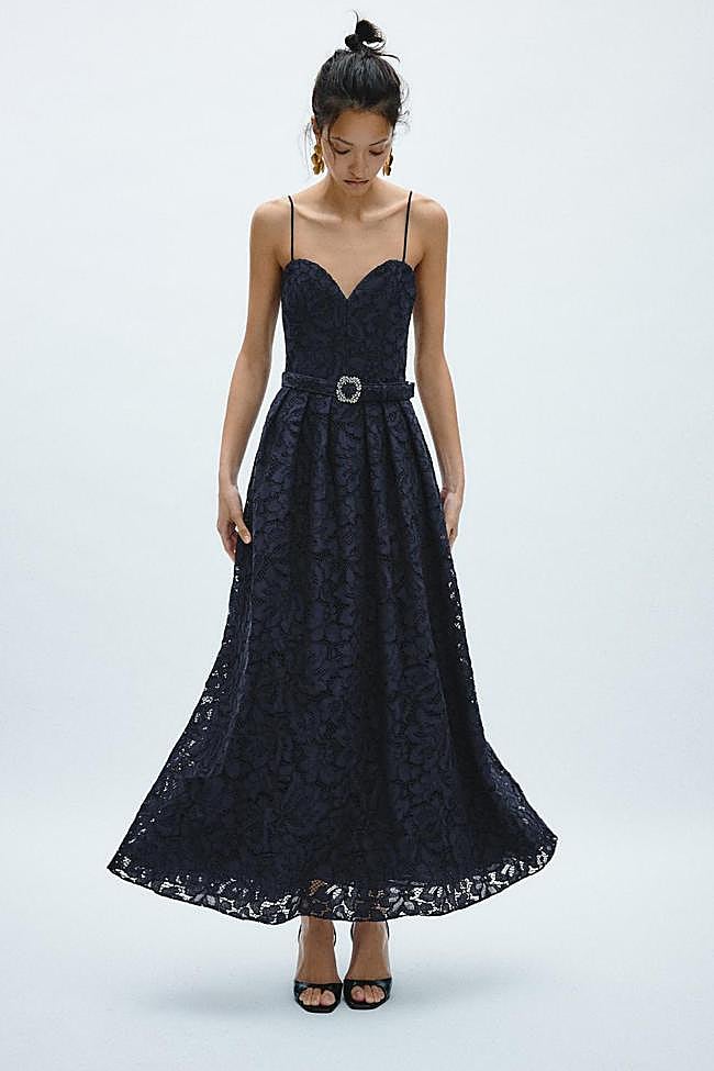 Vestido bordados perforados ZW Collection (39,99€)