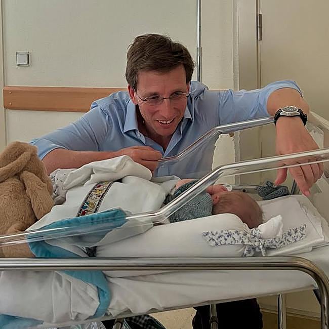 Martínez-Almeida junto al recién nacido, Lucas.