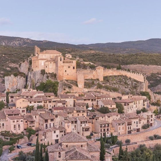 El pueblo medieval de Huesca colgado sobre un cañón con leyendas de espíritus y una fortaleza a la que le debe su nombre