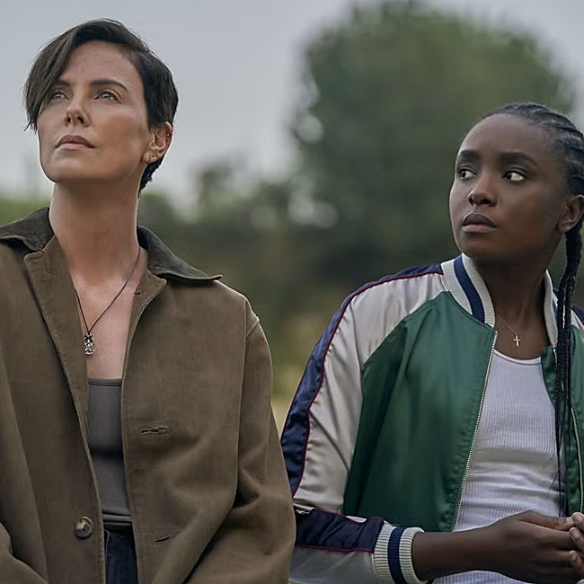Charlize Theron y KiKi Layne en una escena de La vieja guardia 2.