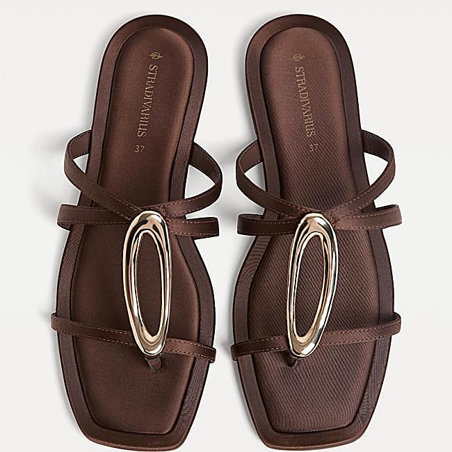 Sandalias planas con adorno metálico