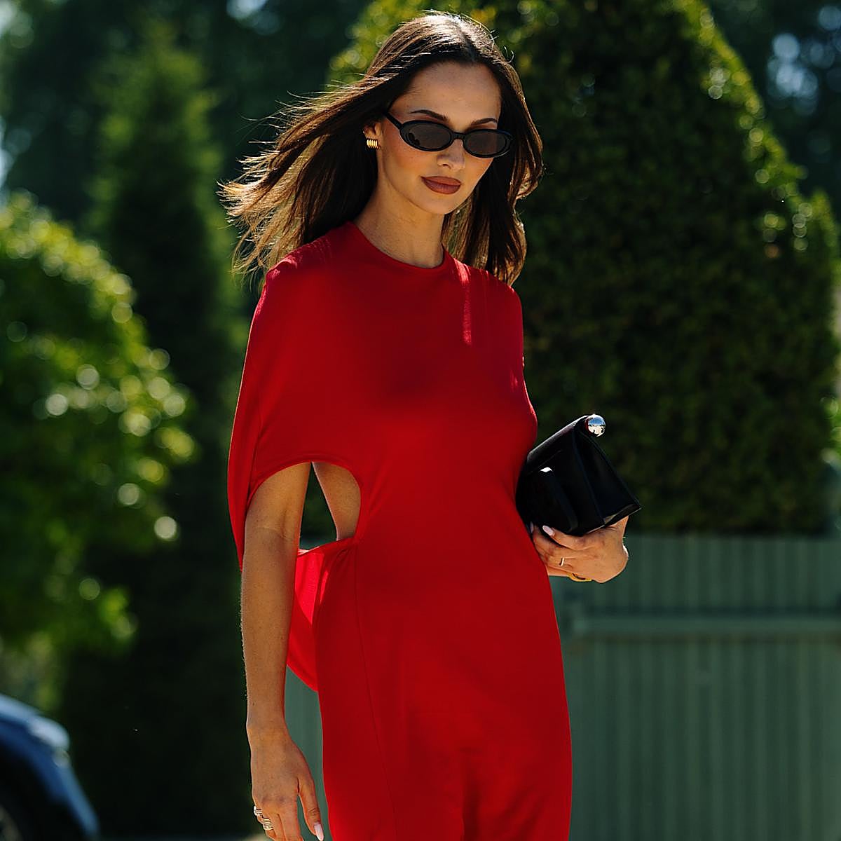 Mujer con vestido de invitada de verano