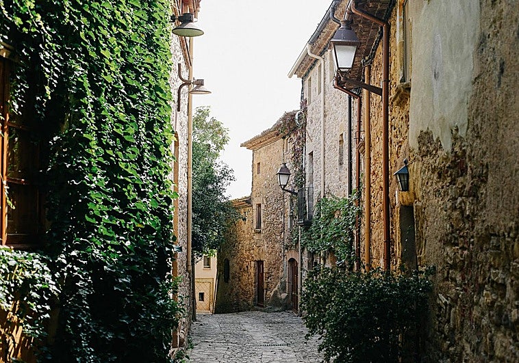 Peratallada, uno de los pueblos medievales del Bajo Ampurdán que merece la pena conocer este verano.