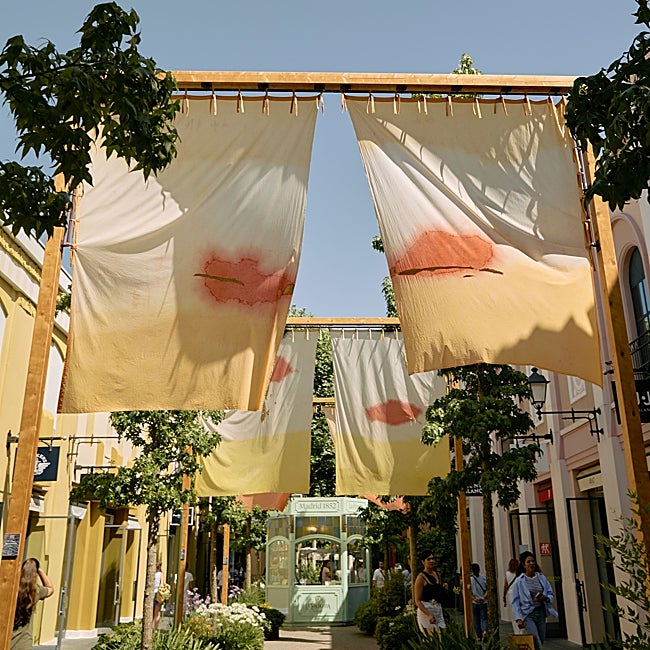 Los arcos textiles de Aletheia dando color a Las Rozas Village.