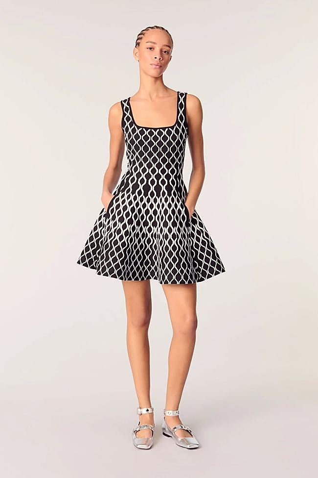 Vestido corto de punto jacquard (295€)