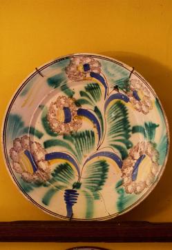 Imagen secundaria 2 - Vajilla de la colección de Casa Cabana. Abajo, bandeja florentina pintado a mano y plato portugués del siglo XIX.