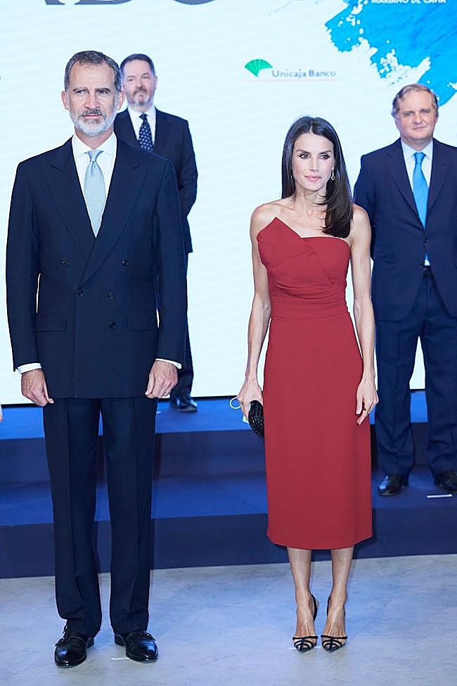 La reina Letizia con un vestido de Roberto Torretta.