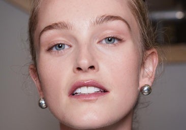 Por qué debes siempre llevarte una mascarilla hidratante si te vas de viaje este verano