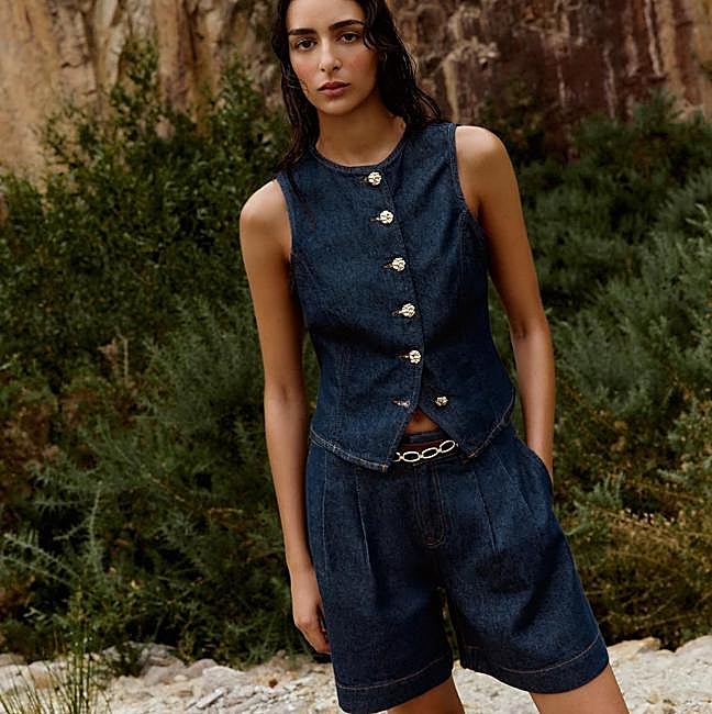 Chaleco denim con botones dorados