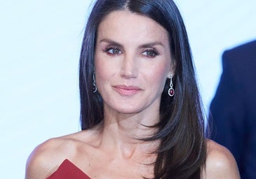 El día que la reina Letizia brilló en los Premios Mariano de Cavia: así fue su espectacular vestido rojo