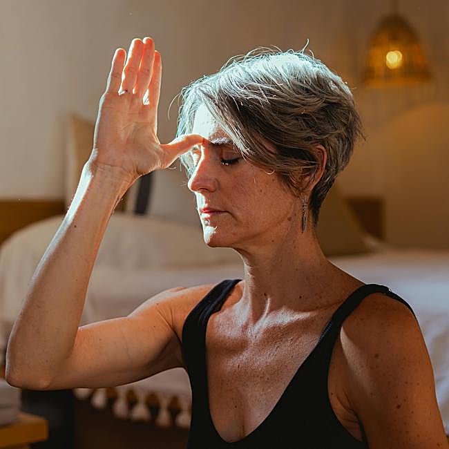 Mujer practicando yoga.