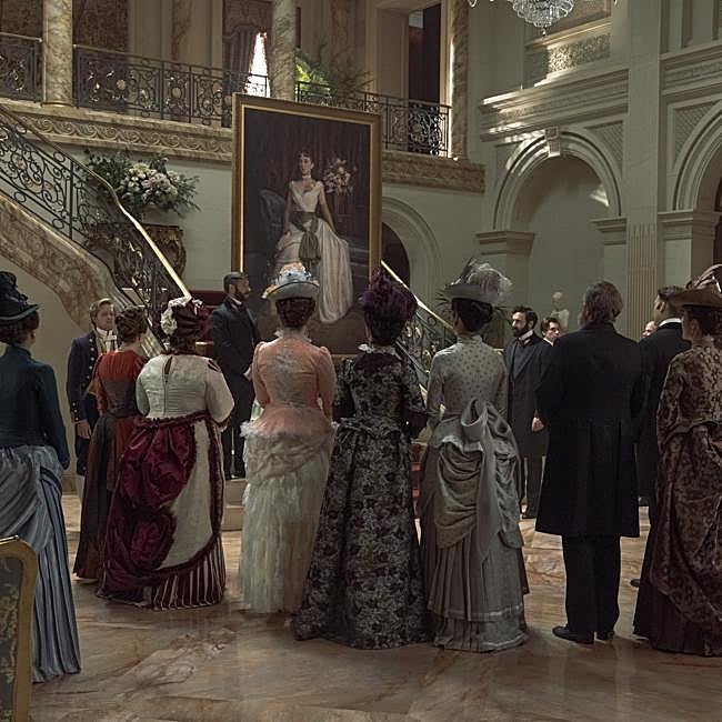 La socialité neoyorquina, reunida para ver el cuadro de Gladys que John Singer Sargent ha pintado, antes de que la joven se desmorone.