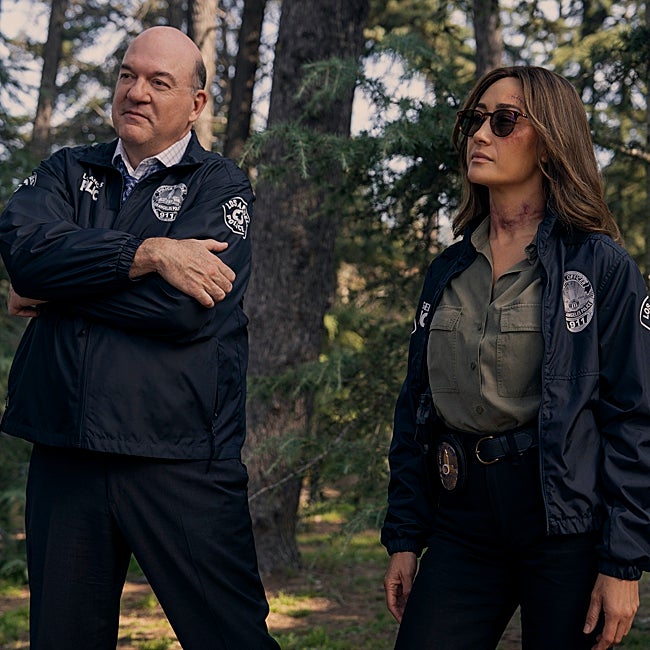 Thomas Laffont (John Carroll Lynch) y Ballard (Maggie Q) en la escena de un crimen.