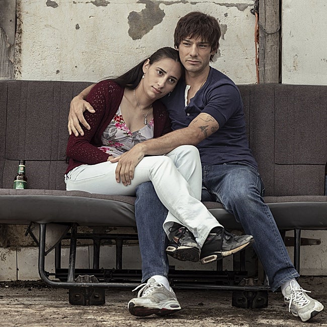 Olimpia (Zaira Romero) hará lo que haga falta para salvar a su marido (Joel Bosqued).