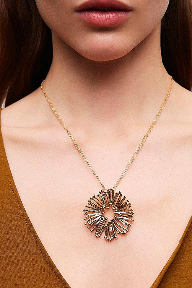 Collar en dorado con detalle flor de Vidal & Vidal.