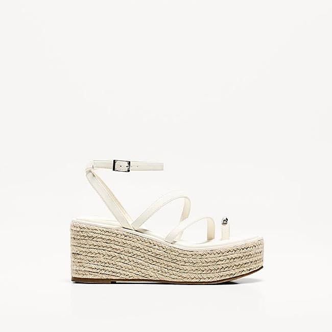 Sandalia blanca de Bershka, 17,99 euros.