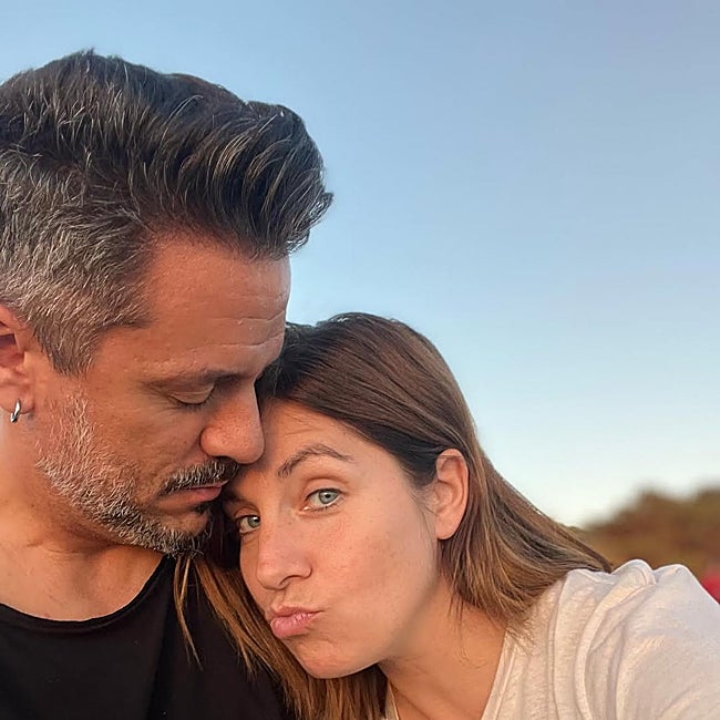 Leire Martínez junto a su marido, Miguel Sueiras.
