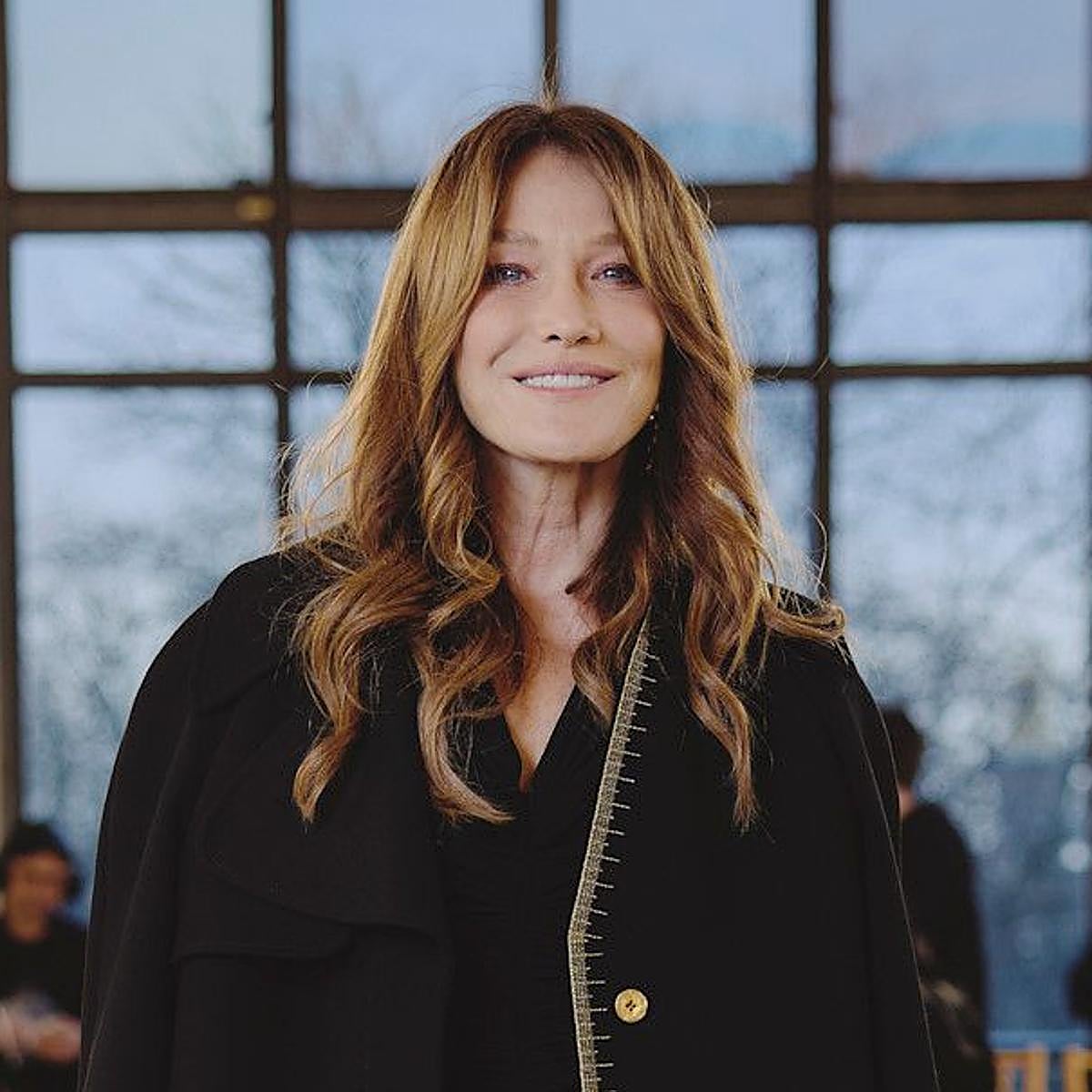 Carla Bruni con maquillaje natural a los 50