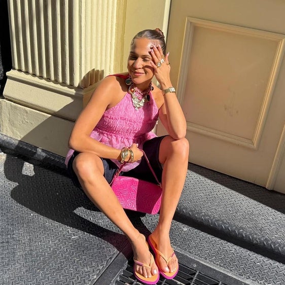 Chanclas con tachuelas: el DIY más viral que no debes hacer