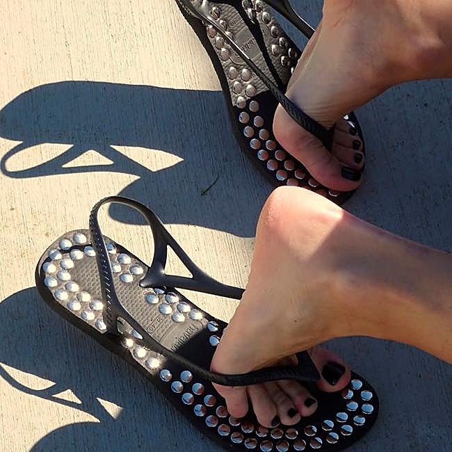 Chanclas con tachuelas de la colaboración de Havaianas y Gimaguas.