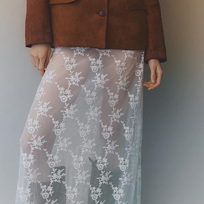 Falda transparente con detalles bordados de H&M, 22,99 euros.