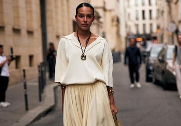 Mujer con falda plisada