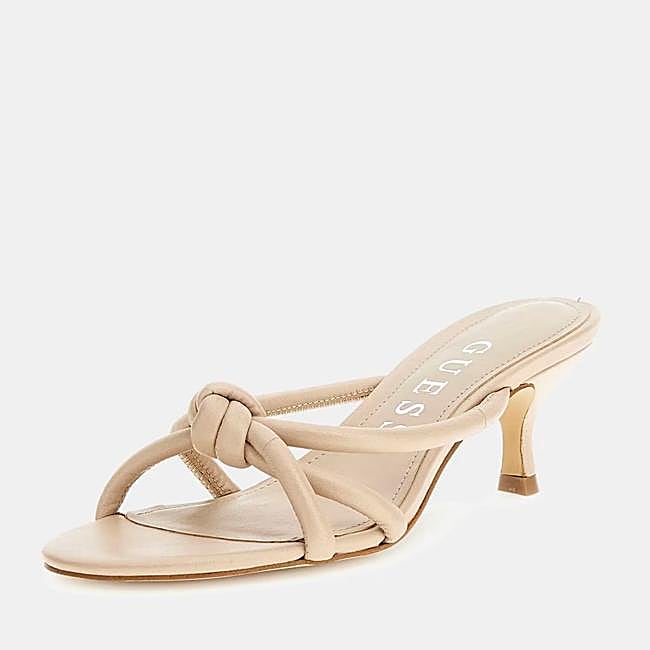 Mule nude con tacón fino de Guess, 87 euros.
