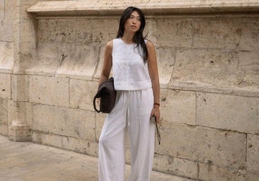 Influencer con look de prendas de lino