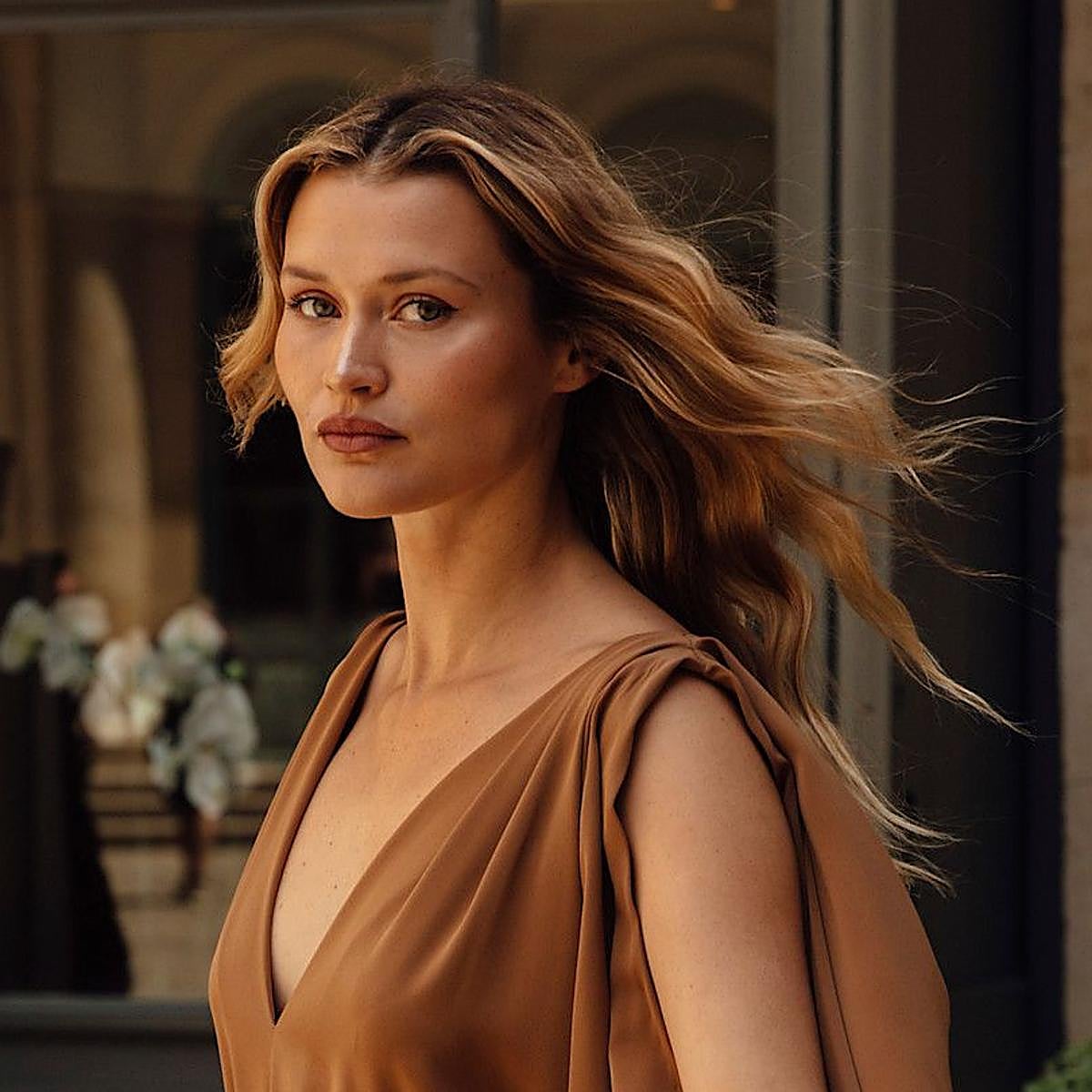 Influencer con pelo rubio