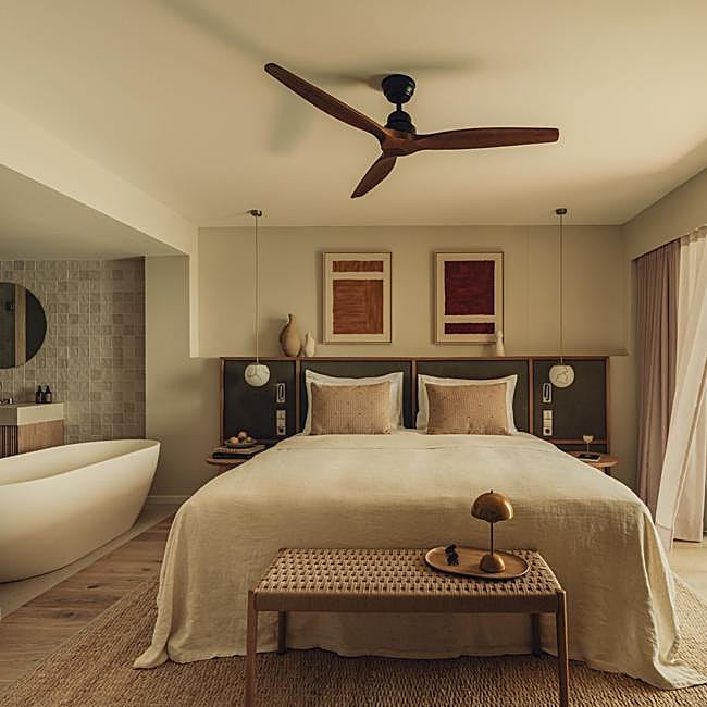 Destaca la exquisita decoración de cada una de las habitaciones y suites.