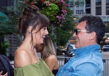 Antonio Banderas, feliz durante un reencuentro con Dakota Johnson.