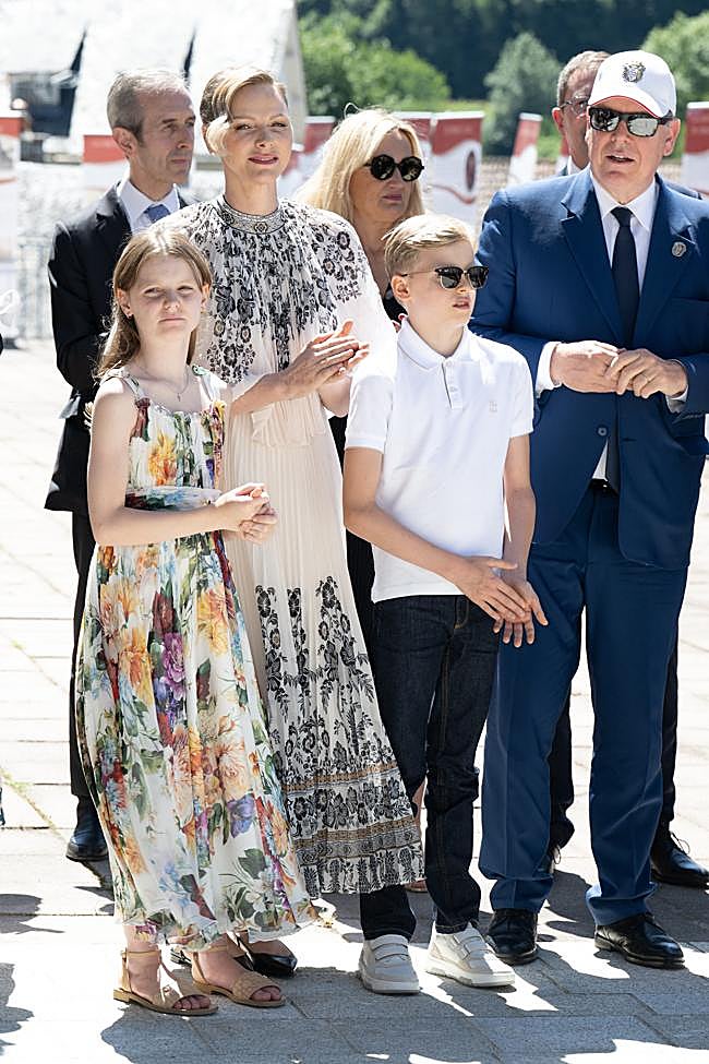 Charlène de Mónaco junto a sus hijos y Alberto de Mónaco.