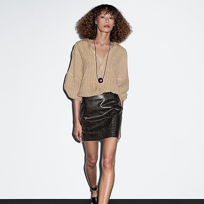 Falda corta de piel efecto coco