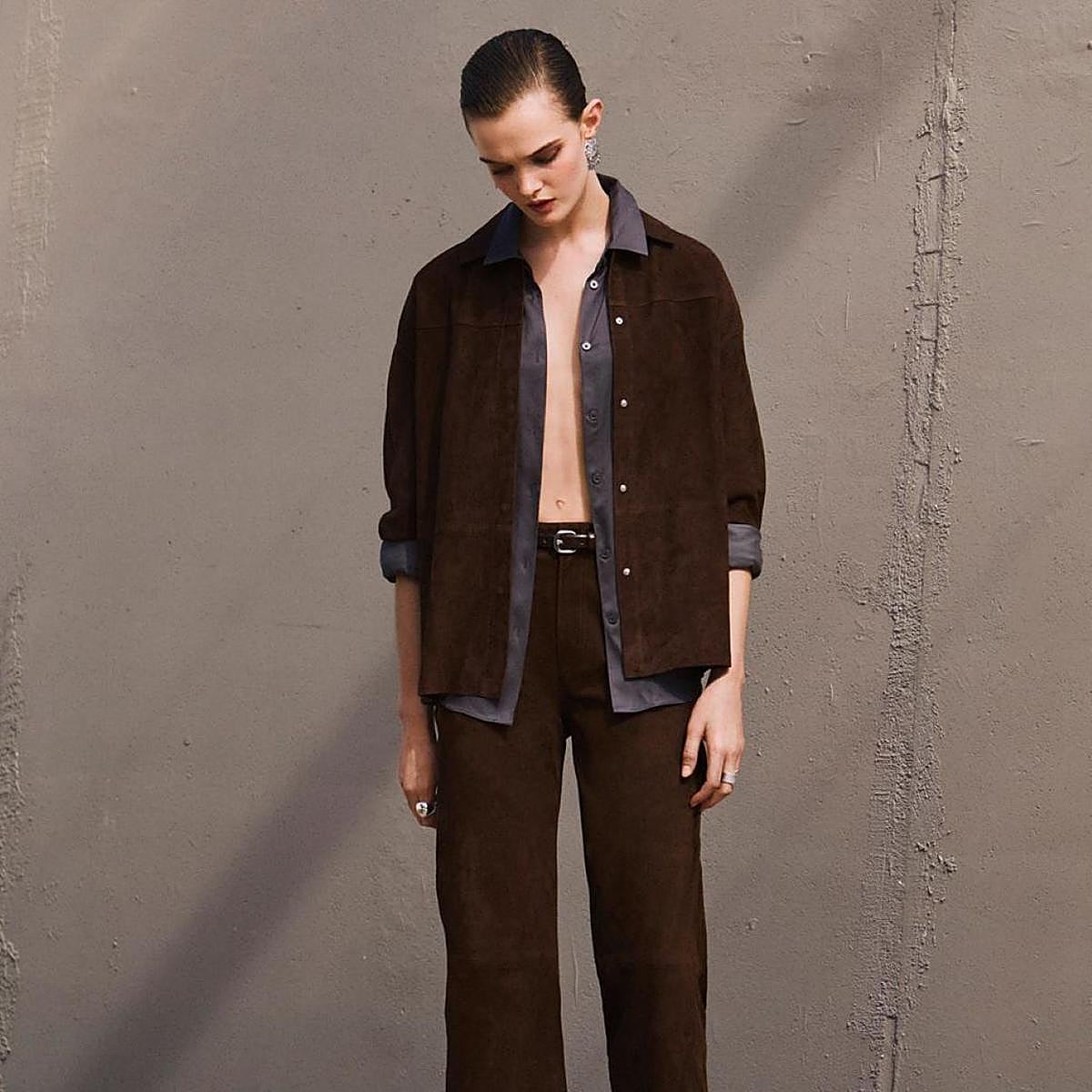 Modelo con look de prendas de cuero