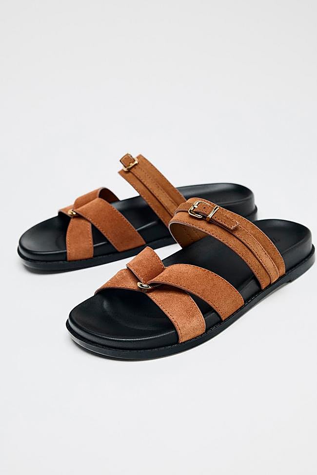Sandalias con tiras en marrón de Zara.