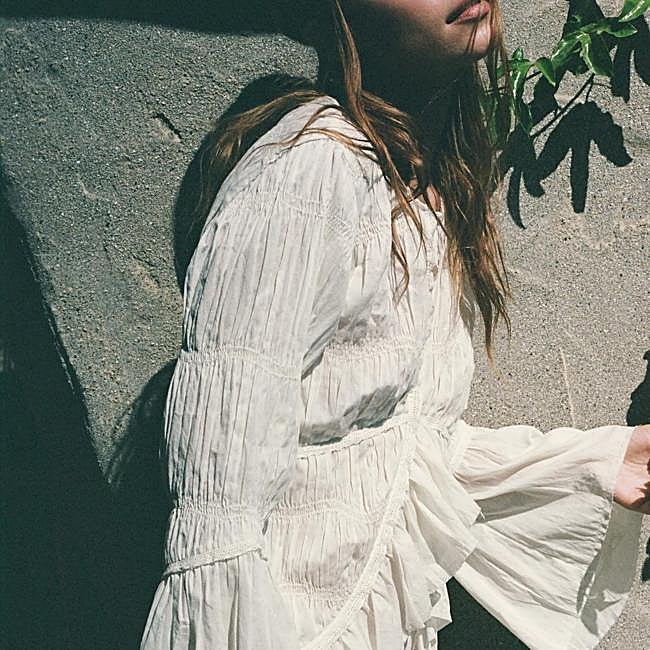 Blusa blanca Zara (55,95 euros)